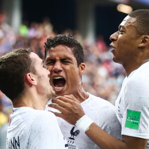 Raphaël Varane, Antoine Griezmann et Kylian Mbappé - Match de quarts de finale de la Coupe du monde opposant la France à l'Uruguay au stade de Nijni Novgorod à Nijni Novgorod, Russe, le 6 juillet 2018. La France a gagné 2-0.