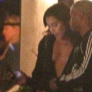 Exclusif - Jamie Foxx discute avec plusieurs inconnues en leur montrant des photos sur son téléphone à la sortie d'une fête privée à Malibu, le 3 juillet 2018