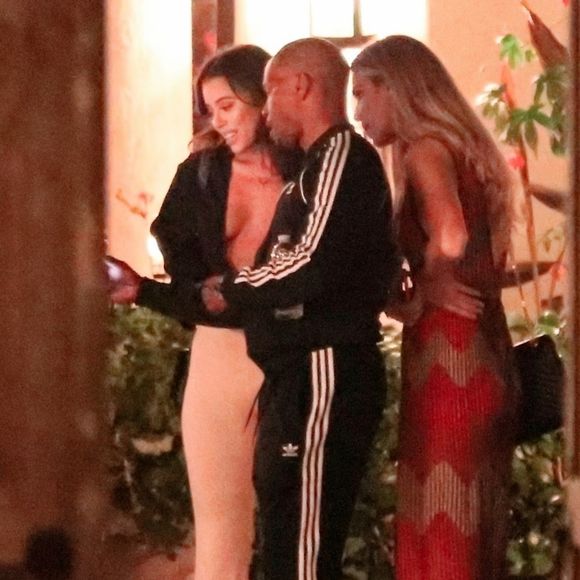 Exclusif - Jamie Foxx discute avec plusieurs inconnues en leur montrant des photos sur son téléphone à la sortie d'une fête privée à Malibu, le 3 juillet 2018