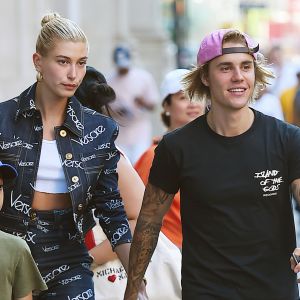 Hailey Baldwin et Justin Bieber se tiennent la main en sortant du restaurant Nobu à Los Angeles. Hailey porte un ensemble Versace, le 5 juillet 2018.