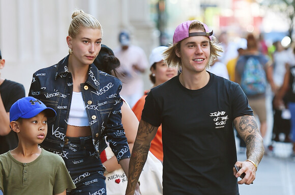 Hailey Baldwin et Justin Bieber se tiennent la main en sortant du restaurant Nobu à Los Angeles. Hailey porte un ensemble Versace, le 5 juillet 2018.