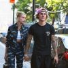 Hailey Baldwin et Justin Bieber se tiennent la main en sortant du restaurant Nobu à Los Angeles. Hailey porte un ensemble Versace, le 5 juillet 2018.