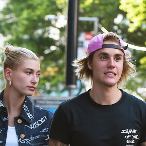 Hailey Baldwin et Justin Bieber se tiennent la main en sortant du restaurant Nobu à Los Angeles. Hailey porte un ensemble Versace, le 5 juillet 2018.