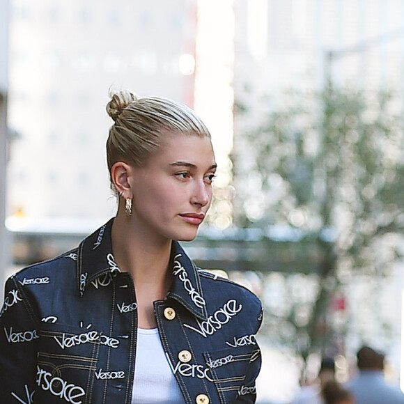 Hailey Baldwin et Justin Bieber se tiennent la main en sortant du restaurant Nobu à Los Angeles. Hailey porte un ensemble Versace, le 5 juillet 2018.