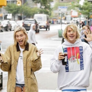 Justin Bieber et Hailey Baldwin, tout sourire, se promènent à New York, le 13 juin 2018.