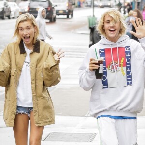 Justin Bieber et Hailey Baldwin, tout sourire, se promènent à New York, le 13 juin 2018.