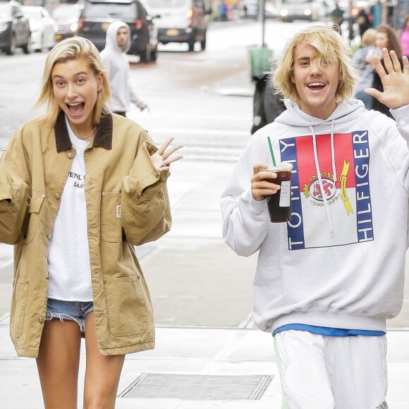 Justin Bieber et Hailey Baldwin, tout sourire, se promènent à New York, le 13 juin 2018.