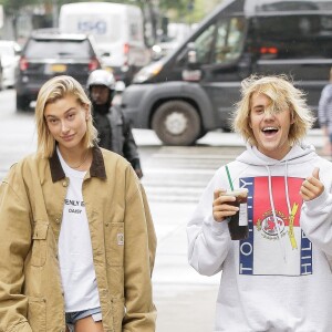 Justin Bieber et Hailey Baldwin, tout sourire, se promènent à New York, le 13 juin 2018.