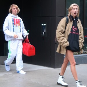 Hailey Baldwin sort de son appartement en compagnie de Justin Bieber à New York, le 13 juin 2018.