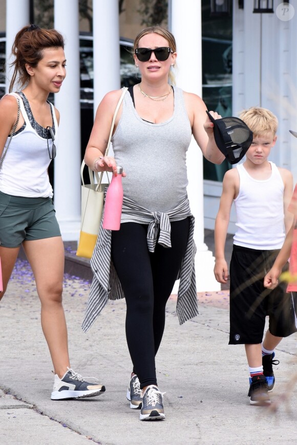 Hilary Duff, enceinte, et son fils Luca Comrie se promènent dans les rues de Los Angeles, le 7 juillet 2018.