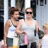 Hilary Duff, enceinte, et son fils Luca Comrie se promènent dans les rues de Los Angeles, le 7 juillet 2018.