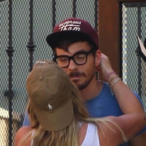 Hilary Duff, enceinte, et son compagnon Matthew Koma s'embrassent dans les rues de Los Angeles, le 6 juillet 2018.