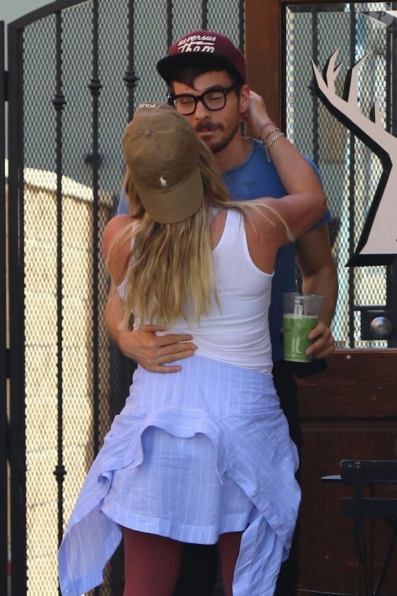 Hilary Duff, enceinte, et son compagnon Matthew Koma s'embrassent dans les rues de Los Angeles, le 6 juillet 2018.