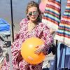 Exclusif - Hilary Duff, enceinte, a été aperçue en train de prendre du bon temps avec son fils Luca sur la plage de Malibu, le 4 juillet 2018.