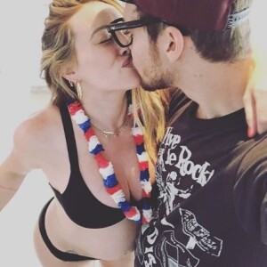 Hilary Duff enceinte à la plage avec son compagnon Matt Koma. Instagram, juillet 2018.