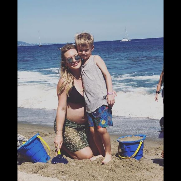 Hilary Duff enceinte à la plage avec fils Luca. Instagram, juillet 2018.