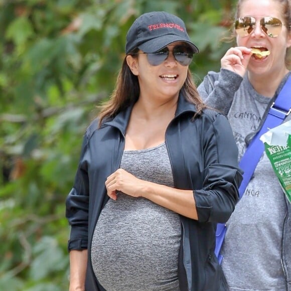 Eva Longoria, enceinte, va faire un pique-nique avec ses amies à Los Angeles le 16 juin 2018.