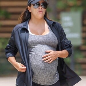 Eva Longoria, enceinte, va faire un pique-nique avec ses amies à Los Angeles le 16 juin 2018.