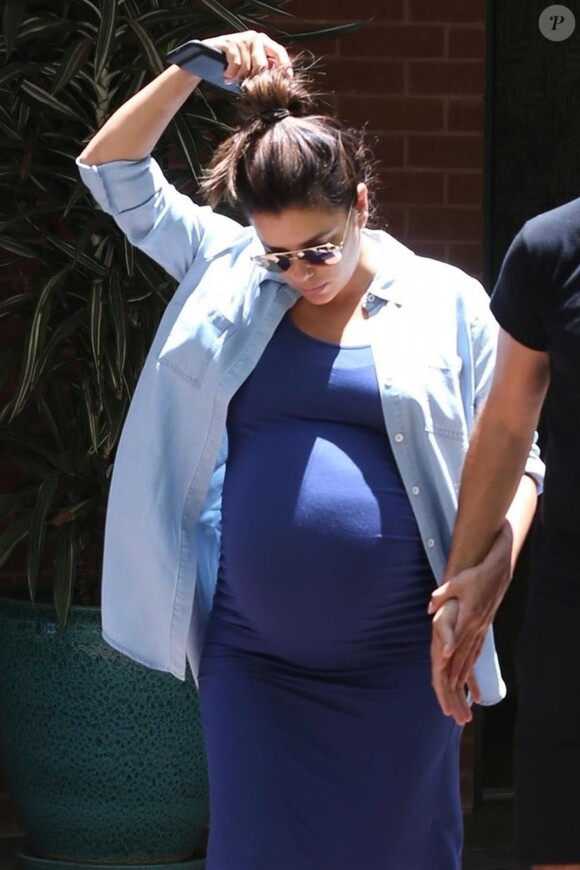 Exclusif -  Eva Longoria (enceinte) et son mari Jose Baston quittent un cabinet médical, à Beverly Hills. Le 14 juin 2018