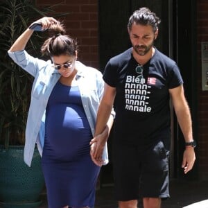 Exclusif -  Eva Longoria (enceinte) et son mari Jose Baston quittent un cabinet médical, à Beverly Hills. Le 14 juin 2018