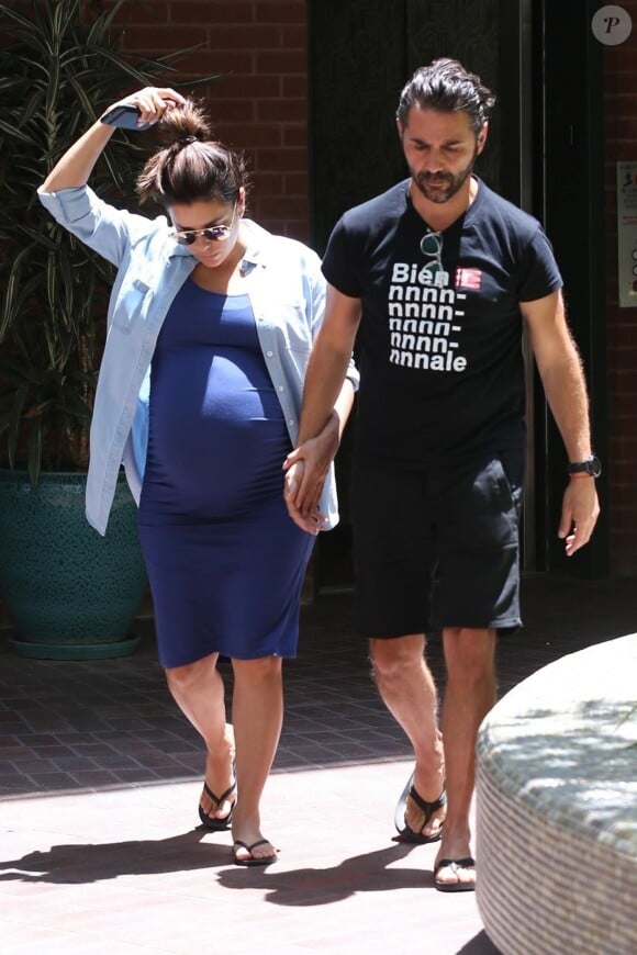 Exclusif -  Eva Longoria (enceinte) et son mari Jose Baston quittent un cabinet médical, à Beverly Hills. Le 14 juin 2018