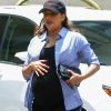 Exclusif - Eva Longoria très enceinte à la sortie de l'hôtel The Peninsula  avec son mari à Beverly Hills, le 31 mai 2018