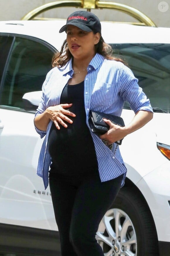Exclusif - Eva Longoria très enceinte à la sortie de l'hôtel The Peninsula  avec son mari à Beverly Hills, le 31 mai 2018