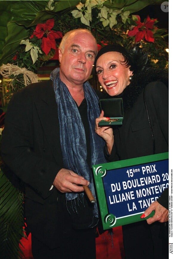 Liliane Montevecchi et Jérôme Savary posent pour le 15e Prix du boulevard, en 2001