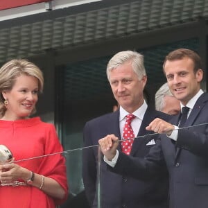 La reine Mathilde de Belgique, le roi Philippe de Belgique et le président de la République Emmanuel Macron dans les tribunes lors de la demi-finale de la coupe du monde opposant la France à la Belgique à Saint-Pétersbourg, Russie, le 10 juillet 2018. © Cyril Moreau/Bestimage