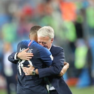 Le sélectionneur de l'équipe de France Didier Deschamps et Kylian Mbappé - Joie de l'équipe de France après sa victoire en demi-finale de la coupe du monde contre la Belgique à Saint-Pétersbourg, Russie, le 10 juillet 2018. La France a gagné 1-0. © Cyril Moreau/Bestimage