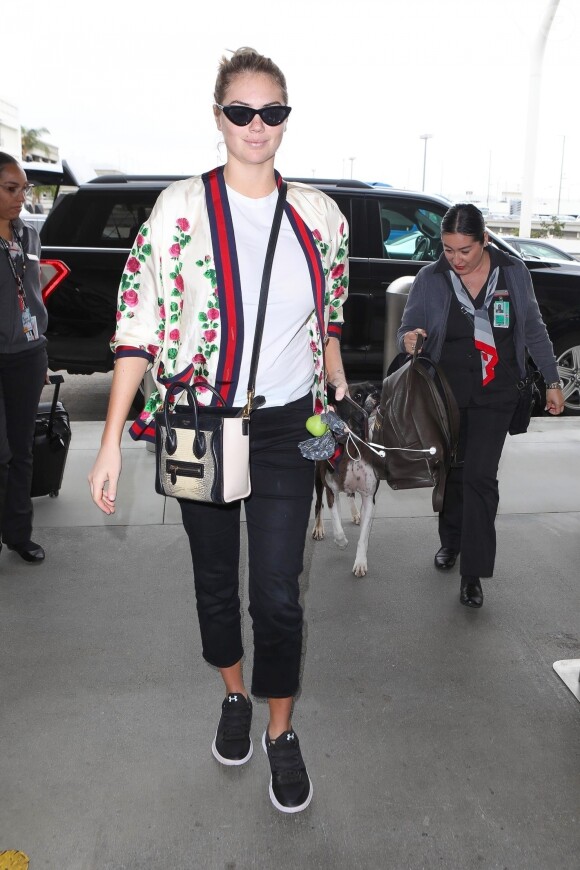 Exclusif - Kate Upton arrive avec son chien à l'aéroport de LAX à Los Angeles pour prendre l'avion, le 6 juin 2018