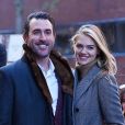 Kate Upton et son mari Justin Verlander posent pour leurs fans à New York le 17 novembre 2017.