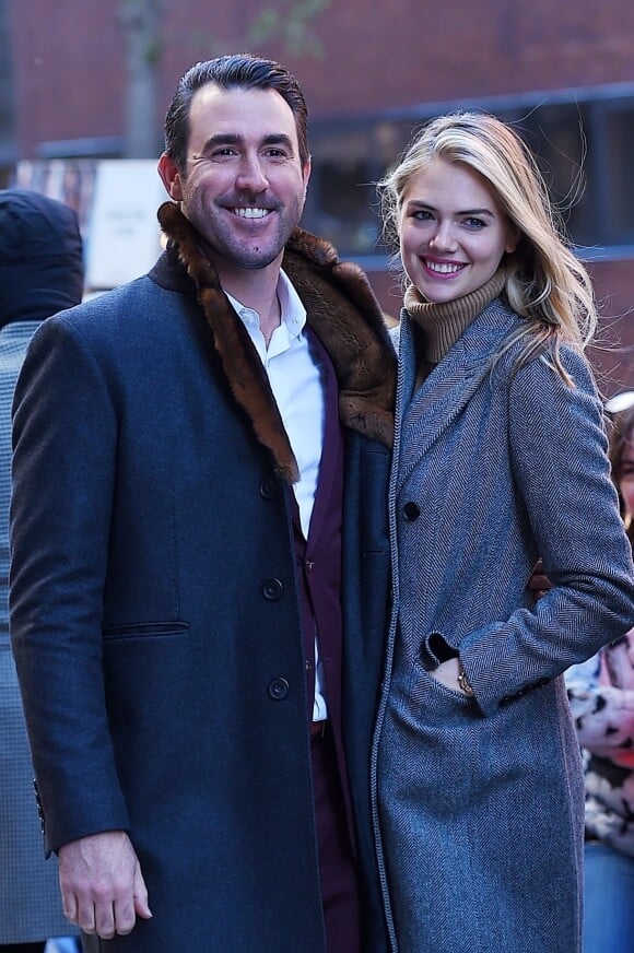 Kate Upton et son mari Justin Verlander posent pour leurs fans à New York le 17 novembre 2017.