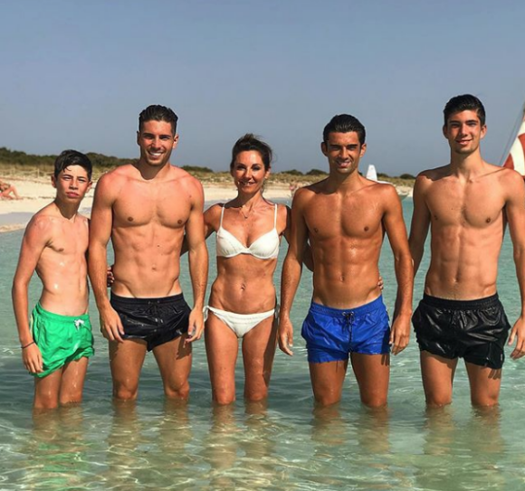 Véronique Zidane avec ses 4 enfants, Enzo, Luca, Théo et Elyaz, à Formentera le 14 juillet 2018.