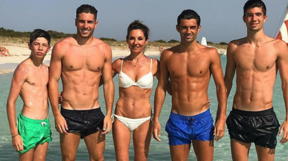 Véronique Zidane : Canon en bikini avec ses 4 enfants, tous musclés !