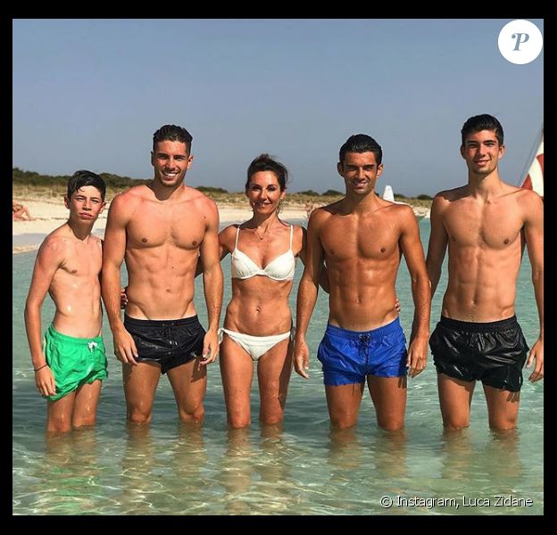 Véronique Zidane avec ses 4 enfants, Enzo, Luca, Théo et Elyaz, à Formentera le 14 juillet 2018.