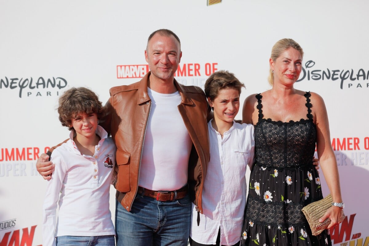 Photo Alexandre Devoise Son épouse Anne Laure Et Leurs Deux Fils Avant Première Européenne 