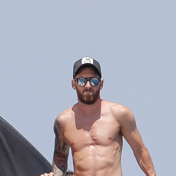 Lionel Messi en vacances avec sa femme Antonella Roccuzzo et sa famille à Ibiza le 17 juillet 2018.