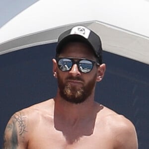 Lionel Messi en vacances avec sa femme Antonella Roccuzzo et sa famille à Ibiza le 17 juillet 2018.