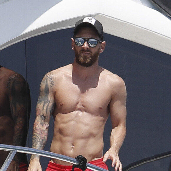Lionel Messi en vacances avec sa femme Antonella Roccuzzo et sa famille à Ibiza le 17 juillet 2018.