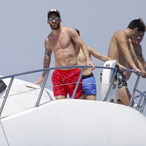 Lionel Messi en vacances avec sa femme Antonella Roccuzzo et sa famille à Ibiza le 17 juillet 2018.