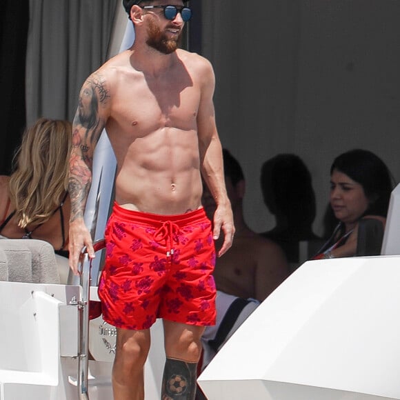 Lionel Messi en vacances avec sa femme Antonella Roccuzzo et sa famille à Ibiza le 17 juillet 2018.