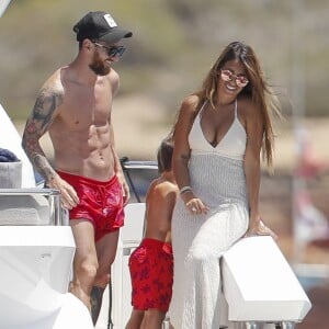 Lionel Messi en vacances avec sa femme Antonella Roccuzzo et sa famille à Ibiza le 17 juillet 2018.