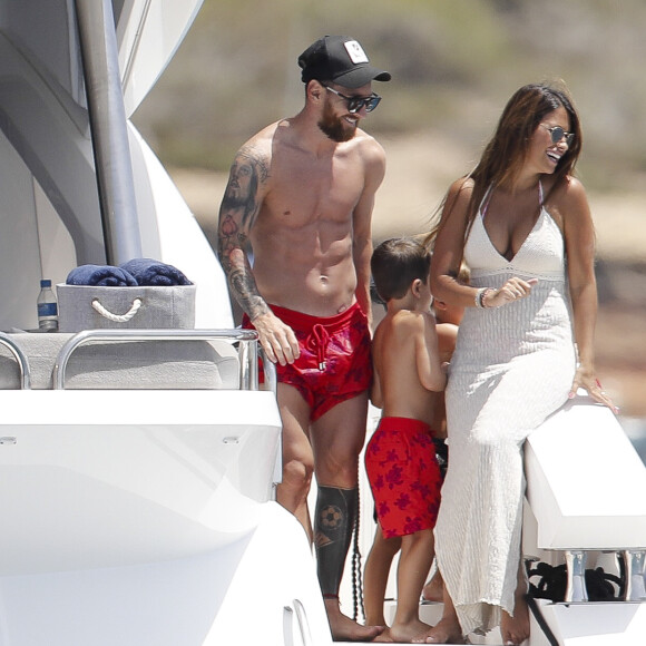 Lionel Messi en vacances avec sa femme Antonella Roccuzzo et sa famille à Ibiza le 17 juillet 2018.