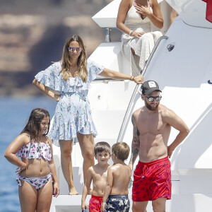Lionel Messi et son fils Thiago (maillot de bain rouge) - Lionel Messi en vacances avec sa femme Antonella Roccuzzo et sa famille à Ibiza le 17 juillet 2018.