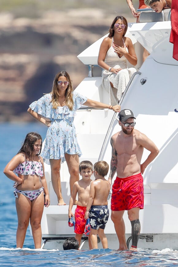 Lionel Messi et son fils Thiago (maillot de bain rouge) - Lionel Messi en vacances avec sa femme Antonella Roccuzzo et sa famille à Ibiza le 17 juillet 2018.