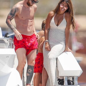 Lionel Messi en vacances avec sa femme Antonella Roccuzzo et sa famille à Ibiza le 17 juillet 2018.