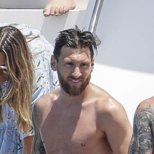 Lionel Messi en vacances avec sa femme Antonella Roccuzzo et sa famille à Ibiza le 17 juillet 2018.