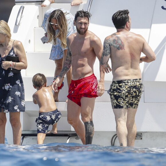 Lionel Messi en vacances avec sa femme Antonella Roccuzzo et sa famille à Ibiza le 17 juillet 2018.