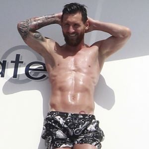 Lionel Messi se relaxe en vacances en famille à bord d'un yacht à Formentera en Espagne le 18 juillet 2018.